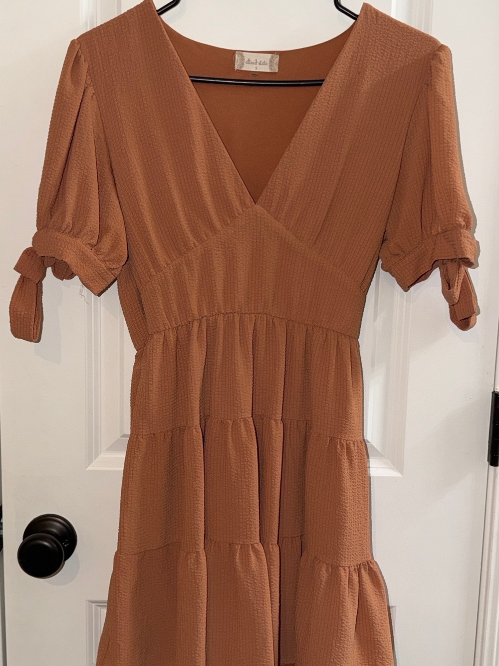 Altar’d State Rust Textured Tiered Dress with Tie Sleeves – Small